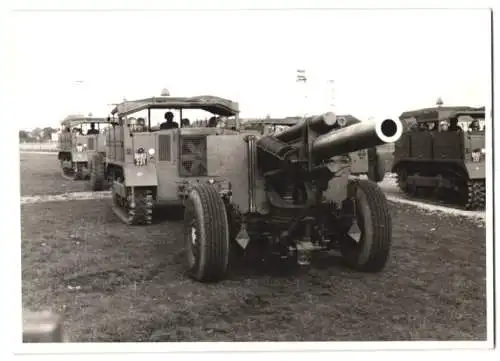 Fotografie unbekannter Fotograf und Ort, Bundeswehr in Kettenfahrzeug mit FlaK, Kennzeichen BH 83 231