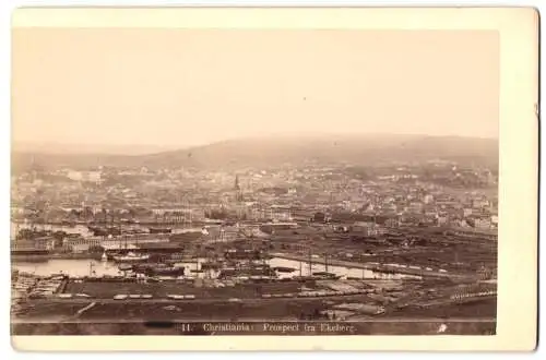 Fotografie unbekannter Fotograf, Ansicht Christiania / Oslo, Panorama der Stadt mit Hafen, Prospect fra Ekeberg