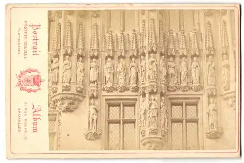 Fotografie Prosper Delceul, Paris, Ansicht Brüssel, Rathaus-Fassade mit Statuen