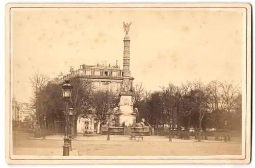 Fotografie Debitte & Herve, Paris, Ansicht Paris, Place du Chatelet, Brunnen mit Säule & Statue