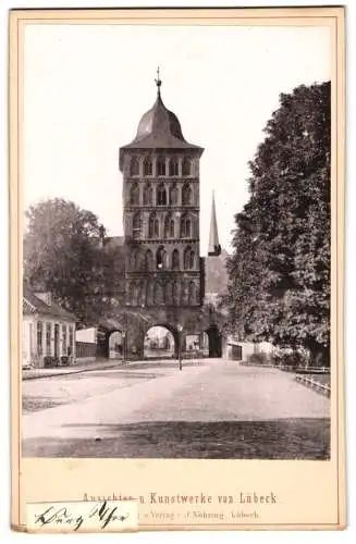 Fotografie J. Nöhring, Lübeck, Ansicht Lübeck, Strassenansicht mit Stadt-Tor