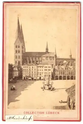 Fotografie unbekannter Fotograf, Ansicht Lübeck, Marktplatz mit Marienkirche & Brunnen