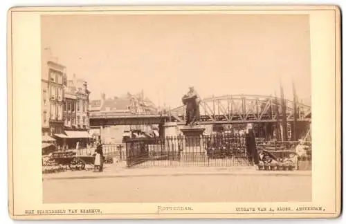 Fotografie A. Jager. Amsterdam, Ansicht Rotterdam, Het Standbeeld Van Erasmus, Denkmal von Marktständen flankiert