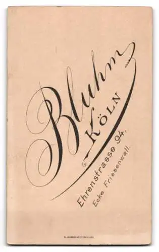 Fotografie Atelier Bluhm, Köln a. Rh., Ehrenstr. 94, Herr im feinen Anzug mit Fliege und Mustasch