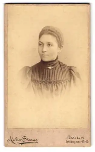 Fotografie Atelier Straus, Köln a. Rh., Schildergasse 81, junge Dame im hochgeschlossenen Kleid