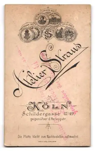 Fotografie Atelier Straus, Köln a. Rh., Schildergasse 81, junge Dame im hochgeschlossenen Kleid