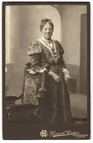 Fotografie Heinrich Cordes, Hildesheim, Zingel 36, Dame im verzierten Kleid mit hochgesteckten Haaren