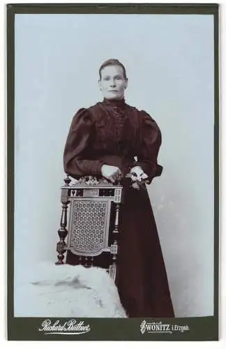 Fotografie Richard Büttner, Zwönitz i. Erzg., Dame im dunklen Kleid mit Blumen in der Hand