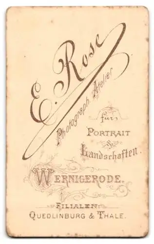 Fotografie E. Rose, Wernigerode, zwei junge Herren in Anzügen mit Melone vor einer Studiokulisse