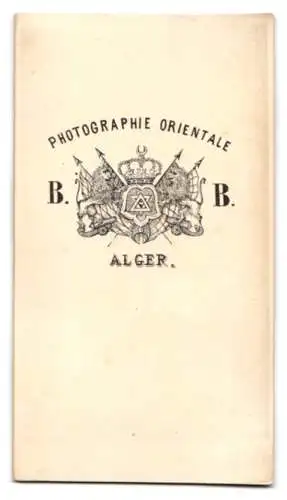 Fotografie B. B., Alger, junges Algerierin im Hauskleid mit Kopftuch