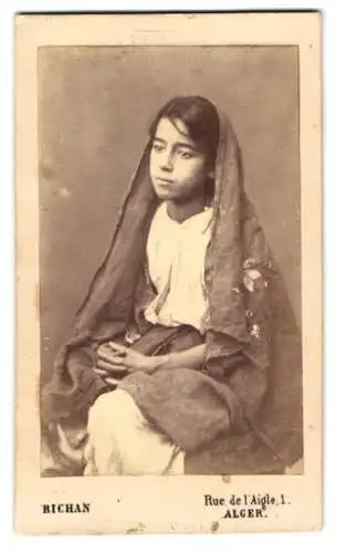 Fotografie Richan, Alger, algerisches Mädchen im weissen kleid mit lumpiger Decke