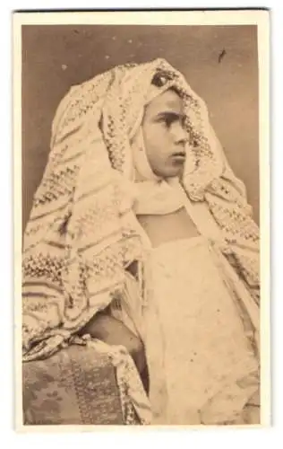 Fotografie B. B., Alger, algerisches Kind mit Kopftuch in Tracht