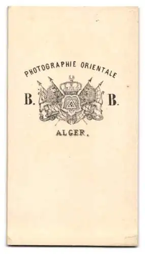 Fotografie B. B., Alger, Algerierin in Tracht mit Kopftuch raucht eine Zigarette