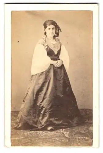 Fotografie C. Portier, Alger, junge Algerierin im Kleid mit Kopftuch und Ohrringen