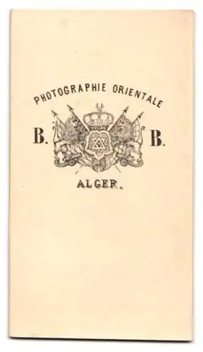 Fotografie B. B., Alger, Algerierin im bäuerlichen Kleid als Wasserträgerin mit Amphore