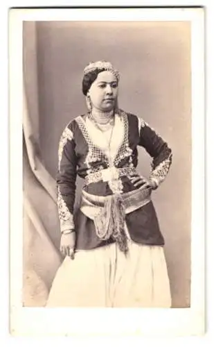 Fotografie Alary & Geiser, Alger, hübsche junge algerische Edeldame im Trachtenkleid mit Schmuck