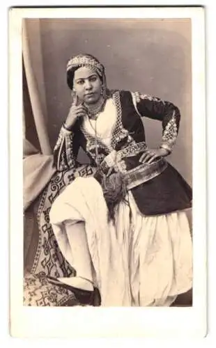 Fotografie Alary & Geiser, Alger, hübsche Edeldame im Trachtenkleid mit Schmuck und Kopfbedeckung