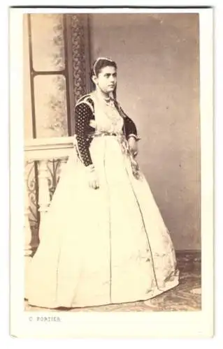 Fotografie C. Portier, Alger, Algerierin im weissen Reifrockkleid mit Kopfschmuck