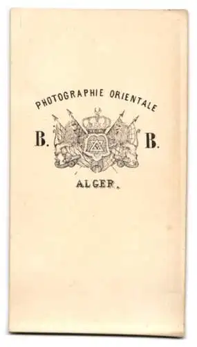 Fotografie B. B., Alger, junges algerisches Mädchen im weissen Hemd mit schwarzen Haaren