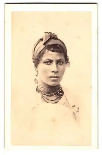 Fotografie C. Portier, Alger, schöne algerische junge Frau mit Kopftuch und Halsketten