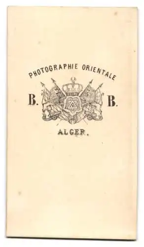 Fotografie B. B., Alger, drei kleine algerische Mädchen in Hauskleidern beim Teppichknüpfen