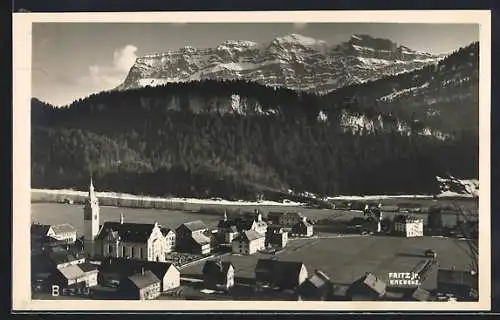 AK Bezau, Teilansicht mit Kirche gegen die Berge