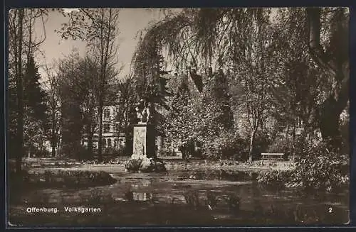 AK Offenburg, Volksgarten mit Denkmal