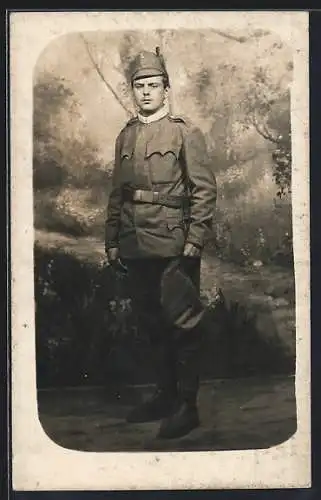 Foto-AK Österreichischer Soldat in Uniform mit Schirmmütze