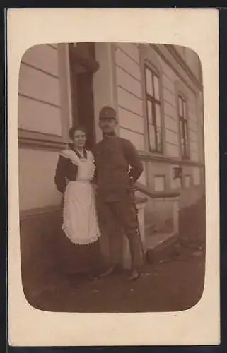 Foto-AK Österreichischer Soldat in Uniform mit Frau