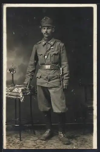 Foto-AK Österreichischer Soldat in Uniform mit Schirmmütze