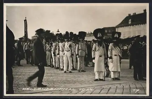 AK Österreichische Soldaten in Uniform, Heldendenkmal 1934