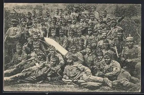 AK Österreichische Soldaten mit Mörser-Geschoss, Völker-Krieg 1914