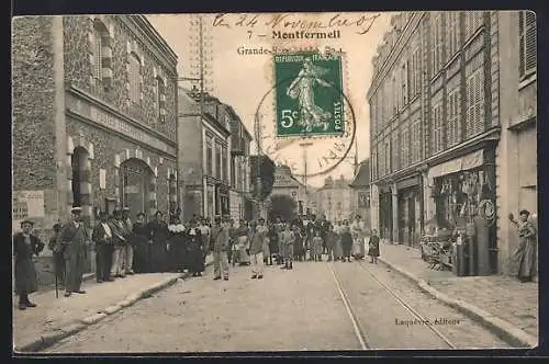 AK Montfermeil, Grande-Rue animée avec foule et tramway