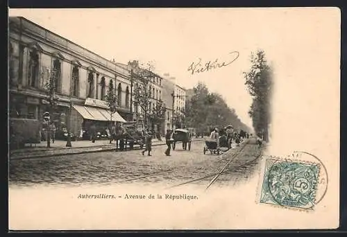 AK Aubervilliers, Avenue de la République avec passants et tramway