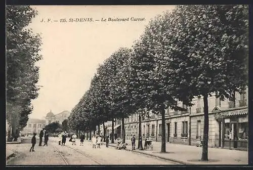 AK Saint-Denis, Le Boulevard Carnot avec passants et arbres alignés