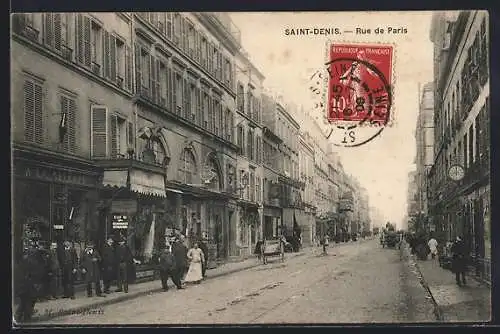 AK Saint-Denis, Rue de Paris animée avec passants et boutiques