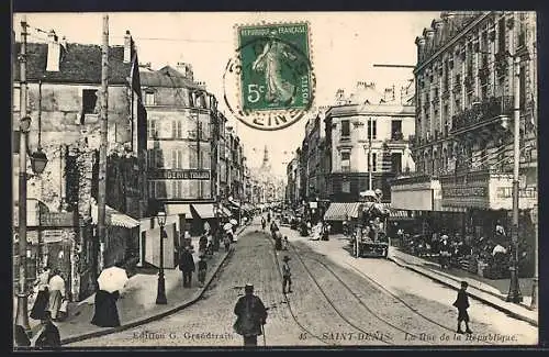 AK Saint-Denis, La Rue de la République animée avec passants et boutiques