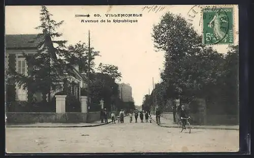 AK Villemomble, Avenue de la République avec passants et cycliste