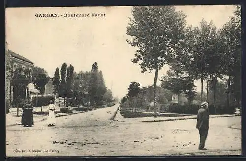 AK Gargan, Boulevard Faust avec piétons et arbres alignés