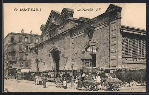 AK Saint-Denis, Le Marché J.F. animé avec des étals et passants devant le bâtiment historique