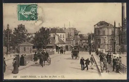 AK Saint-Denis, La Rue du Port animée avec passants et calèches