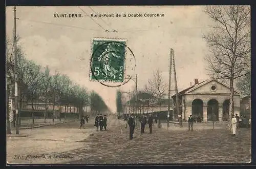 AK Saint-Denis, Rond-Point de la Double Couronne avec passants et arbres en hiver