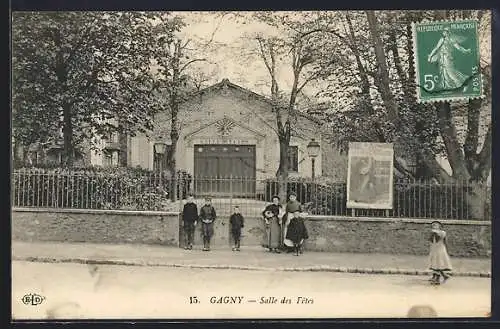 AK Gagny, Salle des Fêtes avec enfants devant l`entrée