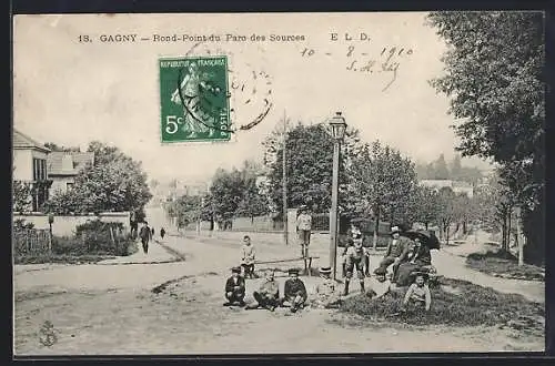 AK Gagny, Rond-Point du Parc des Sources avec habitants et lampadaire