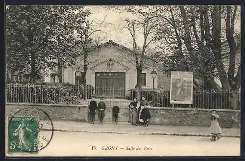 AK Gagny, Salle des Fêtes et passants devant l`entrée