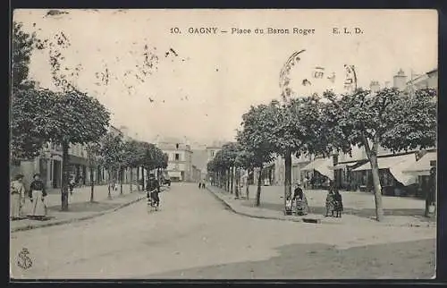 AK Gagny, Place du Baron Roger avec arbres et passants