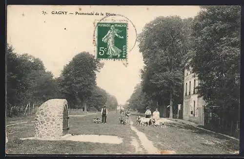 AK Gagny, Promenade de la Dhuis avec promeneurs et chiens