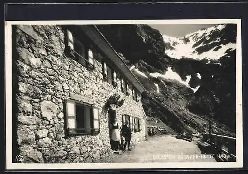 AK Dachstein Südwand-Hütte, Paar vor der Hütte