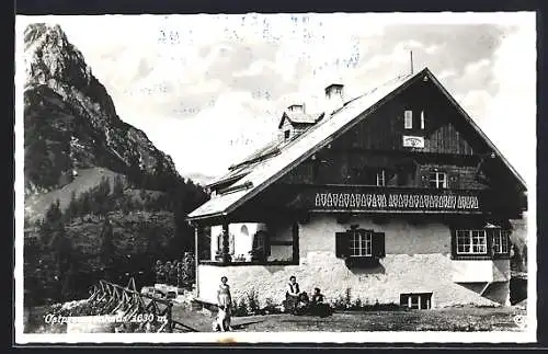 AK Ostpreussenhaus, Wanderer vor der Hütte