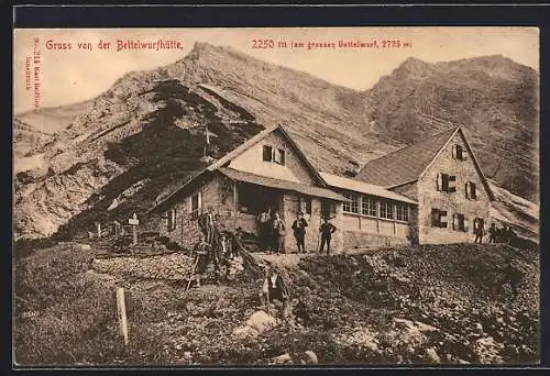 AK Bettelwurfhütte, Blick den Hang hinauf zur Berghütte mit Bergwanderern